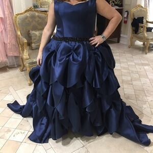 Elegant Navy Blue Evening Gown